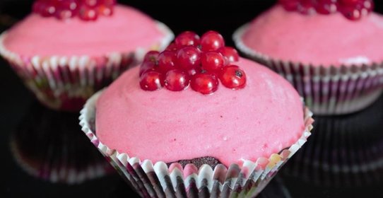 Шоколадные капкейки с красной смородиной