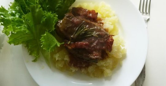 Печень с розмарином, луковой подливой и лимонным картофельным пюре