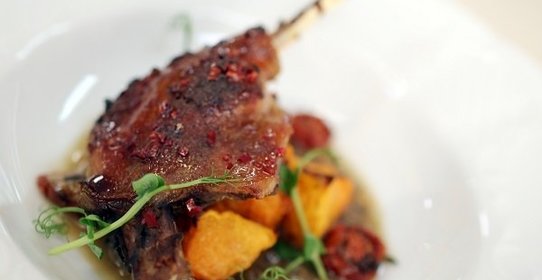 Медовая утиная ножка с тыквой с луковым соусом