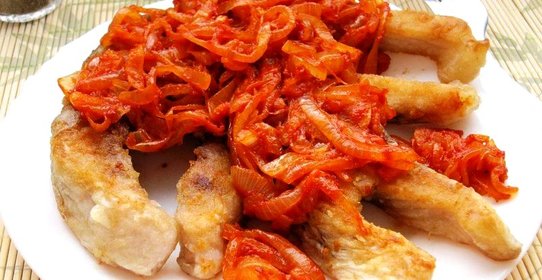 Карп жареный с луково-томатным соусом
