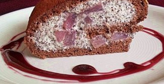 Бисквитный рулет с винными грушами и маковым кремом