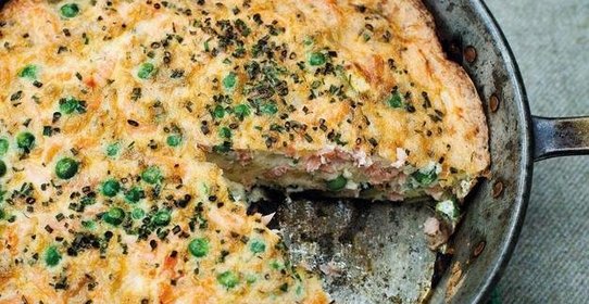 Фриттата с копченым лососем и зеленым горошком