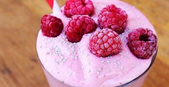 Смузи с малиной и семенами чиа