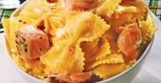 Фарфалле с лососем под сливочным соусом