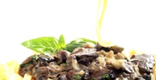 Лингвини с лесными грибами и беконом