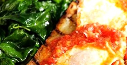 Жареные яйца в томатном соусе с тостами