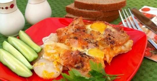 Пангасиус на овощной подушке под сыром с перепелиными яйцами