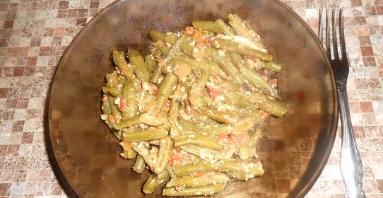 Стручковая фасоль с помидором и яйцом