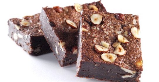 Шоколадный торт с орехами