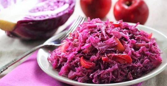Краснокочанная капуста с яблоками