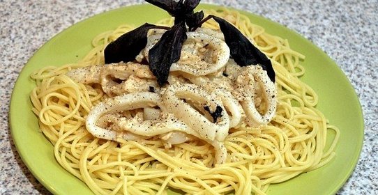 Кальмары под соусом бешамель