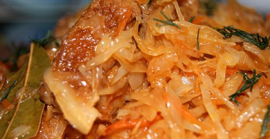 Гусь, тушенный с капустой и луком