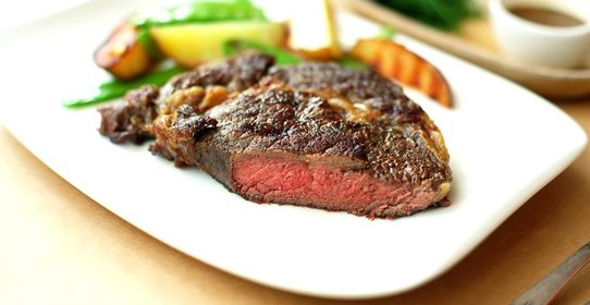 Стейк с картофелем и французским зеленым горошком на гриле