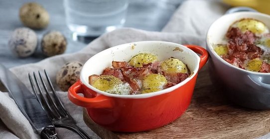 Запеченные перепелиные яйца с помидорами и беконом