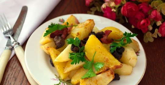 Картофель в духовке с белыми грибами и беконом