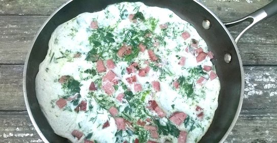 Белковый омлет с колбасой и зеленью