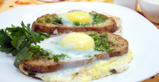 Яичница с гренками и зеленью