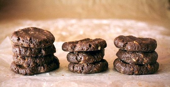 Шоколадно-ореховое сырое печенье