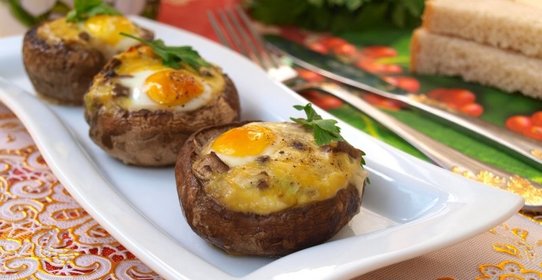 Шампиньоны запечённые с перепелиными яйцами