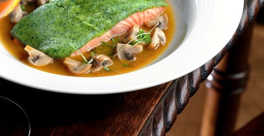 Филе лосося в зеленом панцире с грибным соусом