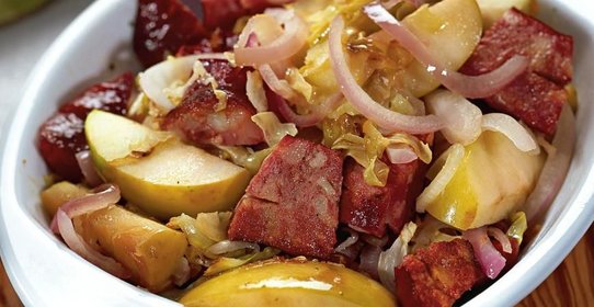 Тушеная капуста с яблоками и колбасками