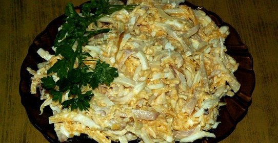 Салат с кальмарами, яйцом и луком