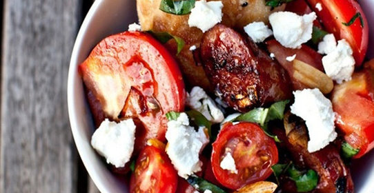 Салат с сырокопченой колбасой и козьим сыром