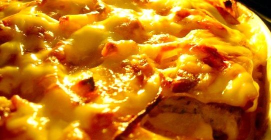 Запеченая форель с помидорами под сливочным соусом