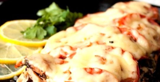 Лосось с маслинами и томатами