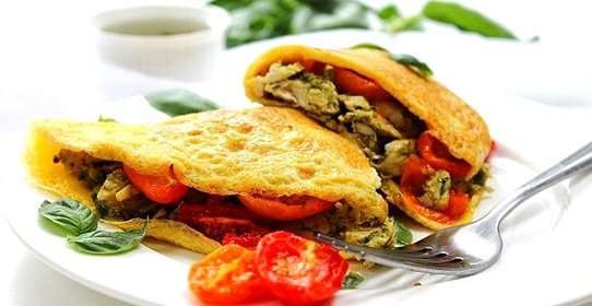 Омлет с курицей и помидорами