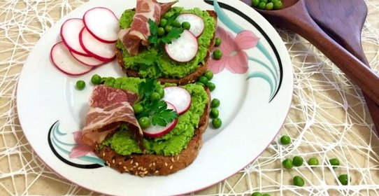 Сэндвич с гороховым пюре и копченостями
