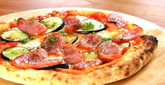 Пицца с баклажанами и колбасой