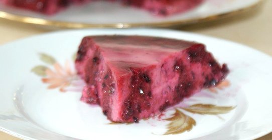 Желейный десерт с черной смородиной