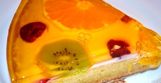 Бисквитный торт с желе и фруктами