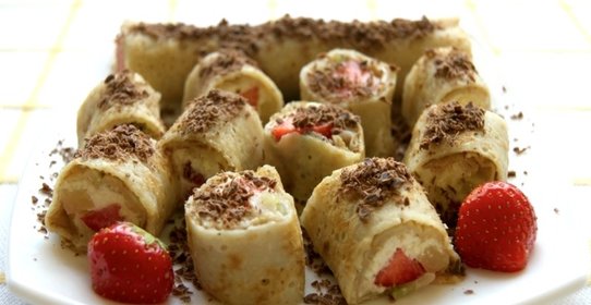 Блинчики с фруктами и мороженым