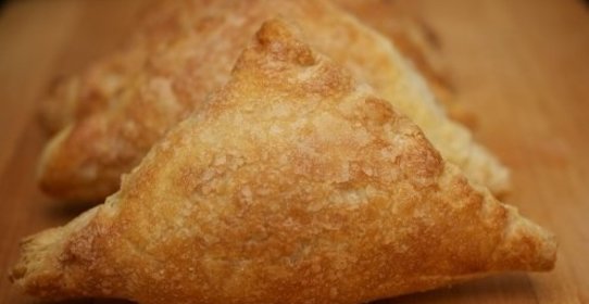 Слоеные пирожки с яблоками из готового теста