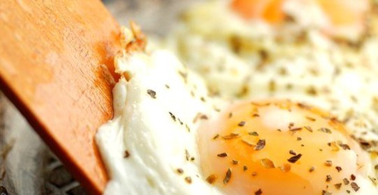 Яичница со сметаной