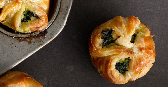 Булочки со шпинатом из слоеного теста