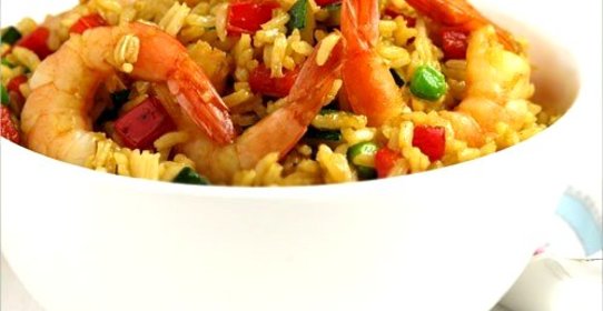 Жареный рис с креветками и сладким перцем