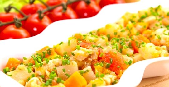Кольраби, тушенная с куриным филе и овощами