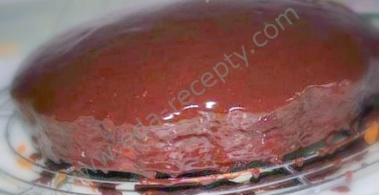 Шоколадный торт Захер с абрикосовым джемом