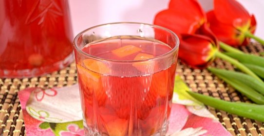 Вишневый компот с ягодами йошты и апельсином