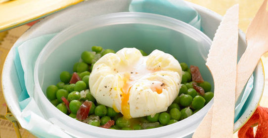 Зеленый горошек с ветчиной и яйцом