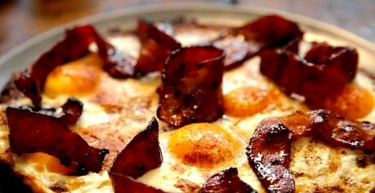 Яйца с беконом запеченные в хашбрауне