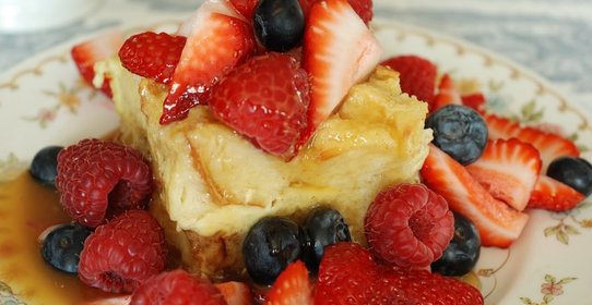 Французский хлебный пудинг с ягодами