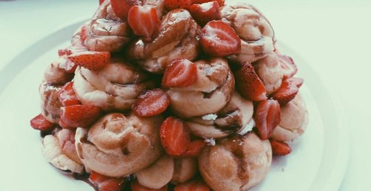 Профитрольный торт с ягодами и шоколадной глазурью