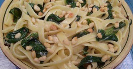 Лингвини со шпинатом и кедровыми орешками