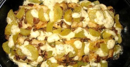 Картошка с курицей и грибами, запеченная в молоке