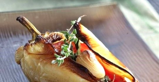 Перец фаршированный помидорами
