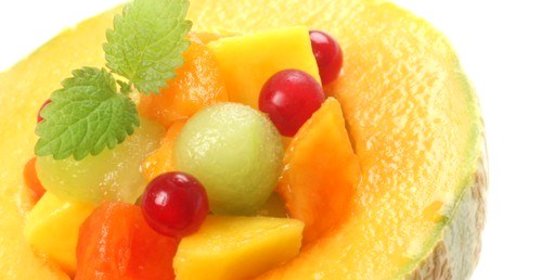 Десерт из дыни с кокосовой стружкой